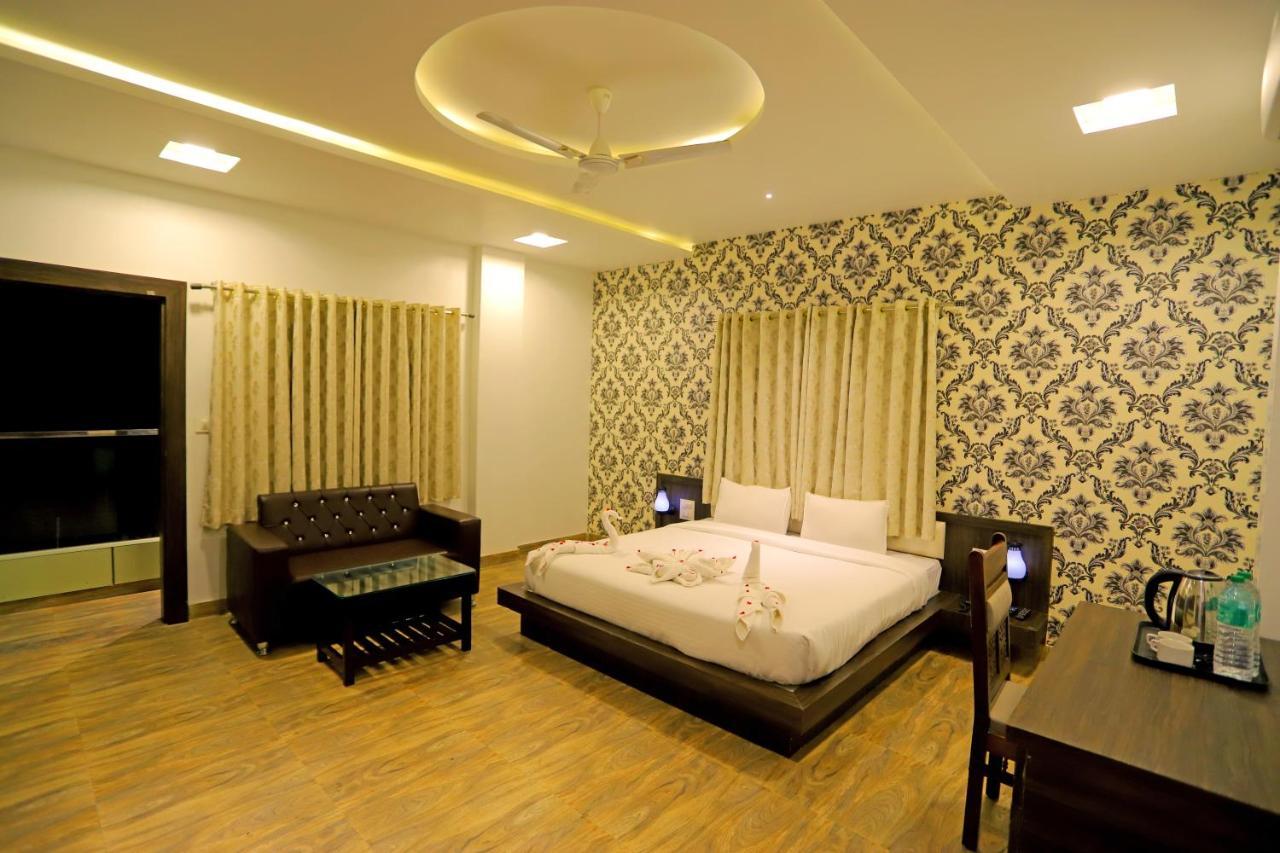 Hotel Raha อุเดเปอร์ ภายนอก รูปภาพ
